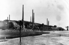 Krümmeler Elbufer: Am rechten Bildrand ist die Fabrik zur Schwefelkiesförderung zu erkennen. (Foto von 1925: Förderkreis Industriemuseum Geesthacht e. V.)