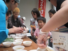 Spenden aus Deutschland ermöglichen eine dritte Mahlzeit für die Tsunamiopfer. (C) Hidefumi Suzuki
