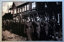 SS auf dem Neuengammer Hausdeich. (Originalfoto in der KZ-Gedenkstätte Neuengamme)