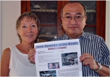 Frau Paetow und Herr Suzuki sammeln Spenden für den Wiederaufbau von Onagawa (CC-BY C.Schomann)