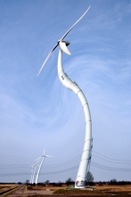 bestehende Windkraftanlage, ca. 72 m Gondelhöhe, ein wenig verzerrt (CC-BY C.Schomann)