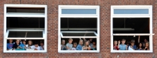 Abschied von der Grundschule: Viertklässler werfen Bonbons aus dem Fenster