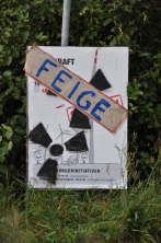 Mehrfach ergänztes Anti-Repowering-Plakat am Elbdeich, 2.9.2012