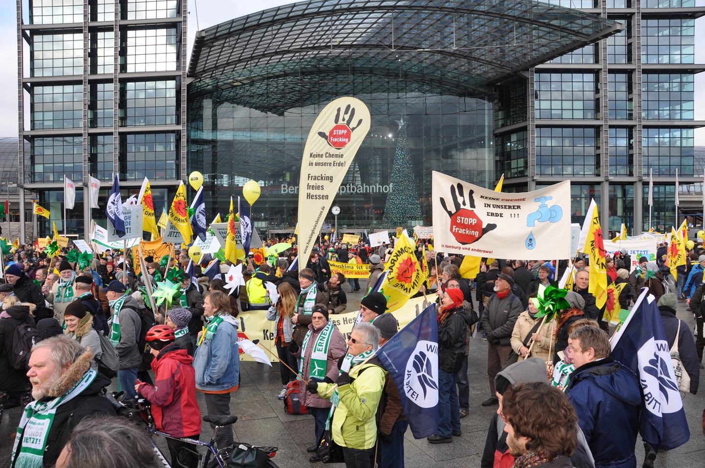 anti-Fracking-Aktivisten aus Hessen und Hamburg vor der Energiewenden-retten!-Demo in Berlin (30.11.2013)