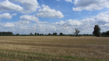 Visualisierung der vier beantragten, 150 m hohen Windkraftanlagen in Neuengamme, vom Jean-Dolidier-Weg aus gesehen.