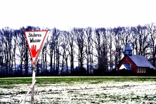Vorfahrt gewähren für Sauberes Wasser. Schild am Ortseingang von Schülingen, im Hintergrund der Friedhof vis-à-vis des Betriebsplatzes Völkersen