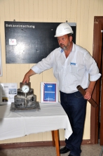 Ralf Meyer, Betriebsleiter GdF Suez in Reitbrook, demonstriert den Aufbau einer Tiefbohrung.