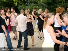 Tanzende im Bergedorfer Schlosspark