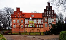 Fassade Bergedorfer Schloss mit Plakat zur Haase-Ausstellung