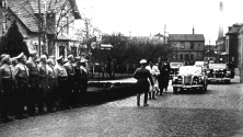 NSDAP-Kommissar besucht das Werk Düneberg, um 1940, hier in der heutigen Lichterfelder Straße, Geesthacht (Archiv)