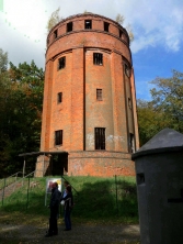 Am Krümmeler Wasserturm (Foto: Jochen Meder 2009)