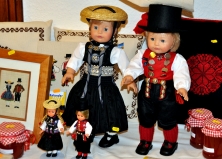 Puppen in Vierländer Tracht (Handarbeit, Häkelbüdelclub Altengamme)