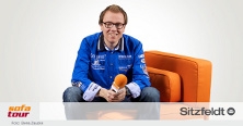 Alsterradio-Moderator Sven Flohr auf einem kleinen Sofa