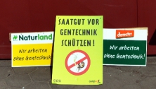 drei Schilder "ohne Gentechnik"