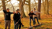 5 Jungs mit Pfeil und Bogen, im Wald. (C) Haus Warwisch