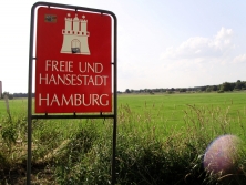 Landesgrenze mit Schild der Freie und Hansestadt Hamburg