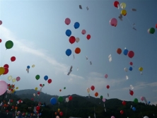 Grußbotschaften an die Toten beim kleinen Sommerfest in Onagawa
