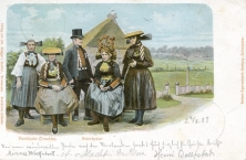 Verschiedene Vierländer Frauentrachten (Postkarte um 1900) (Foto: Kultur-&Geschichtskontor)