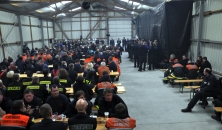 Weit über 100 Feuerwehrfrauen und -männer in der Halle von Marco Odemann in Warwisch.