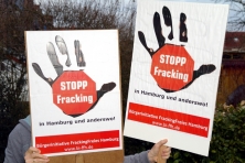 »STOPP Fracking«-Zeichen auf 2 Pappschildern