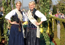 Natalie Zboinski (li.) und Lina von der Heide sind die Ernteprinzessin und Erntekönigin -- ganz modern in Tracht ohne Hut und Krähe.