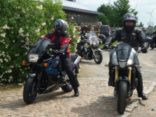 3 Motorräder, stehend, in ländlicher Umgebung