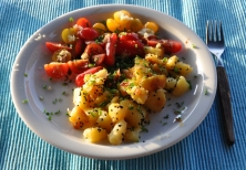 Feiner Tomaten-Kartoffelsalat mit Schnittlauch und Schwarzkümmel